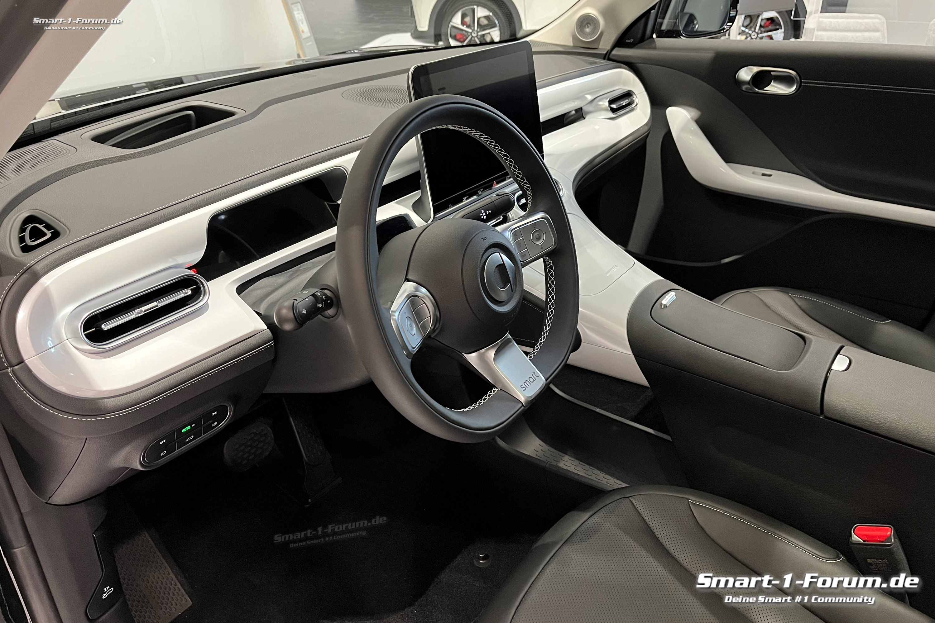 Smart #1 Interieur Hashtag1 Fahrzeug im Showroom